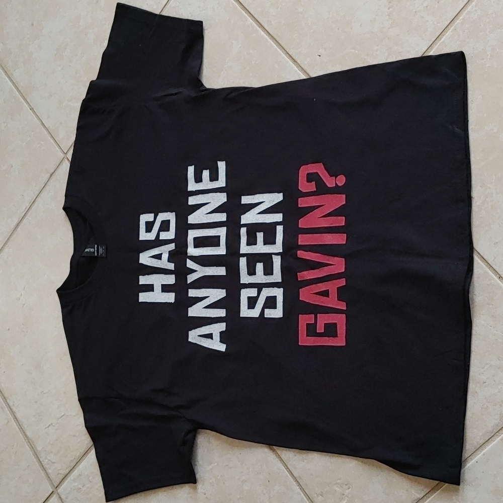Red Dead 2 "Has Anyone Seen Gavin?" T Shirt Size L